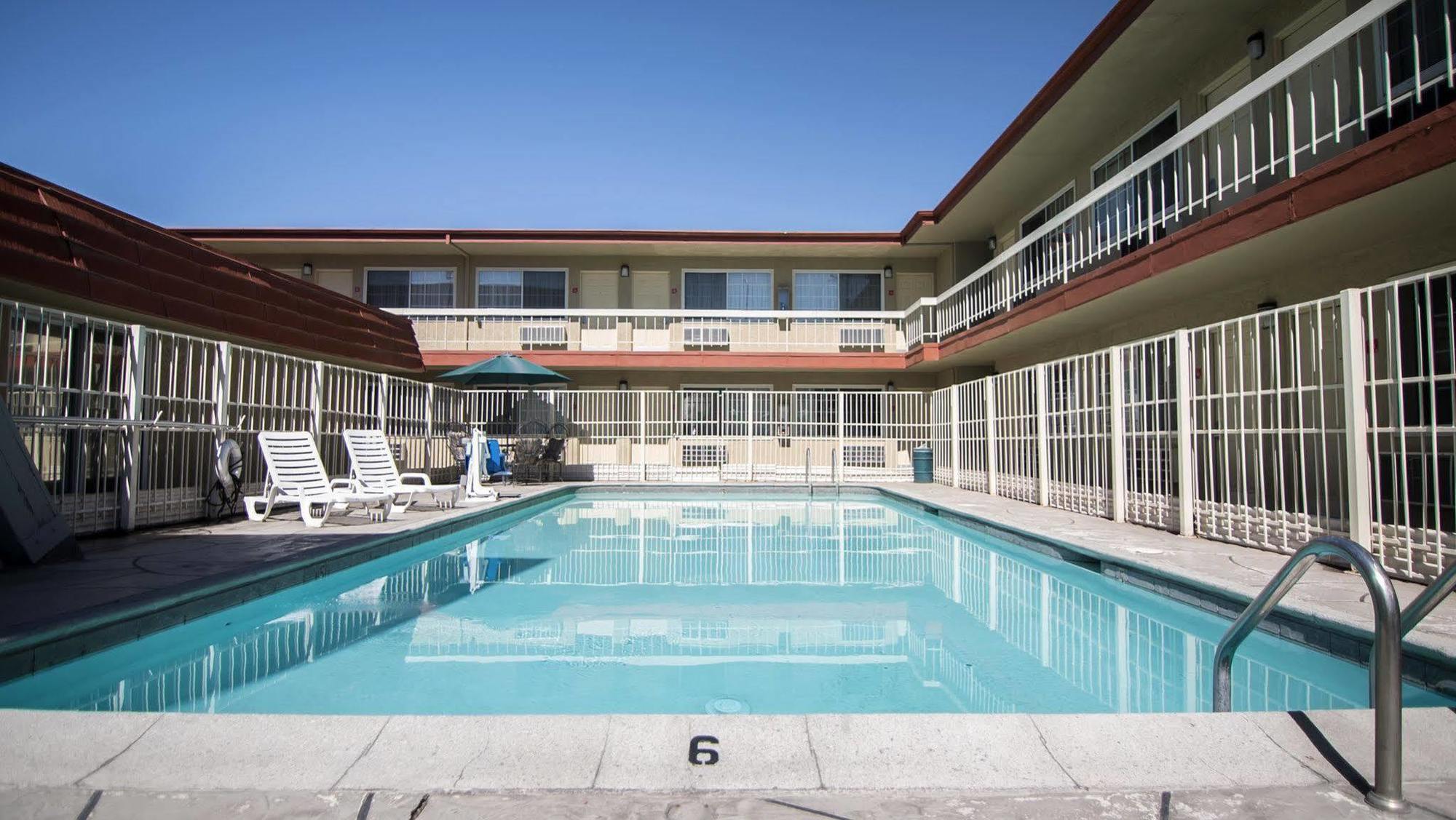 Super 8 By Wyndham Albuquerque Downtown Motel Exterior photo